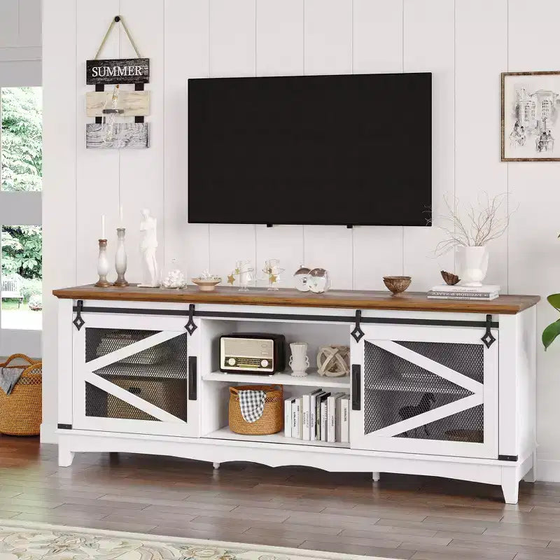 Mobile TV in stile Modern Farmhouse, adatto a TV da 75 pollici – Centro d'intrattenimento bianco da 65 pollici con ante scorrevoli a granaio, vani contenitore e ripiani regolabili.