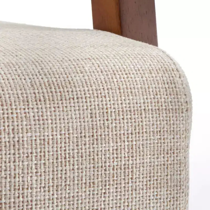 Poltrona Hannah con schienale in rattan e struttura in legno massello.