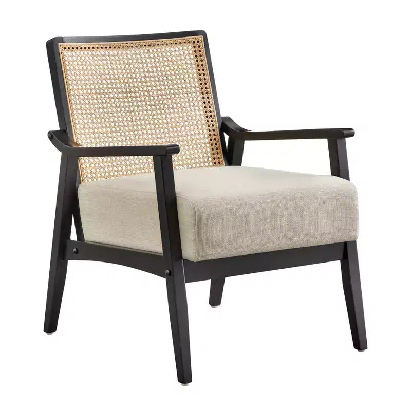 Poltrona Hannah con schienale in rattan e struttura in legno massello.