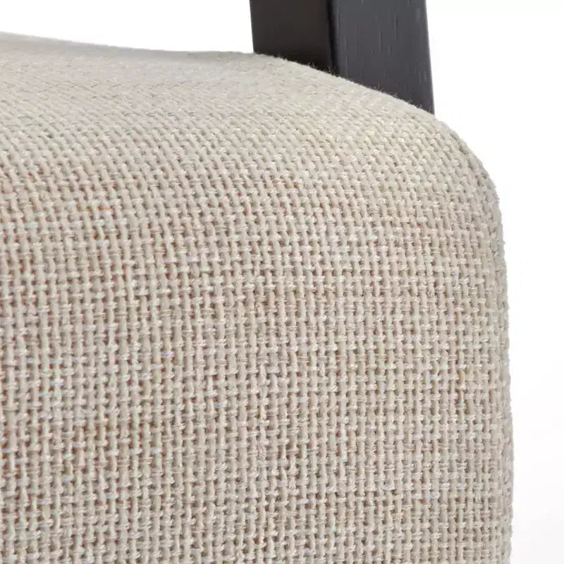 Poltrona Hannah con schienale in rattan e struttura in legno massello.