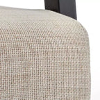 Poltrona Hannah con schienale in rattan e struttura in legno massello.