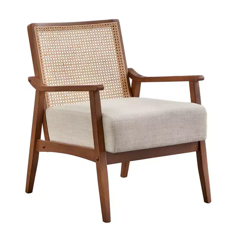 Poltrona Hannah con schienale in rattan e struttura in legno massello.