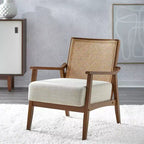 Poltrona Hannah con schienale in rattan e struttura in legno massello.